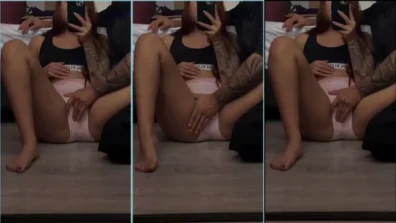 Alejandra López en el piso del dormitorio recibiendo dedos en Priquita