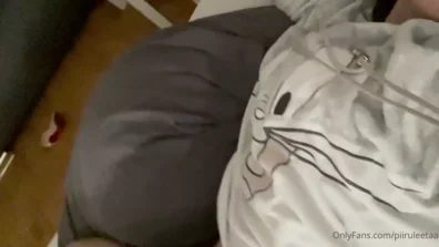 Dona Piru, el gato de películas para adultos, con el culo tatuado, dando ese delicioso despierto
